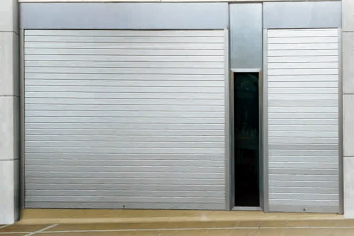 Puerta batiente automática